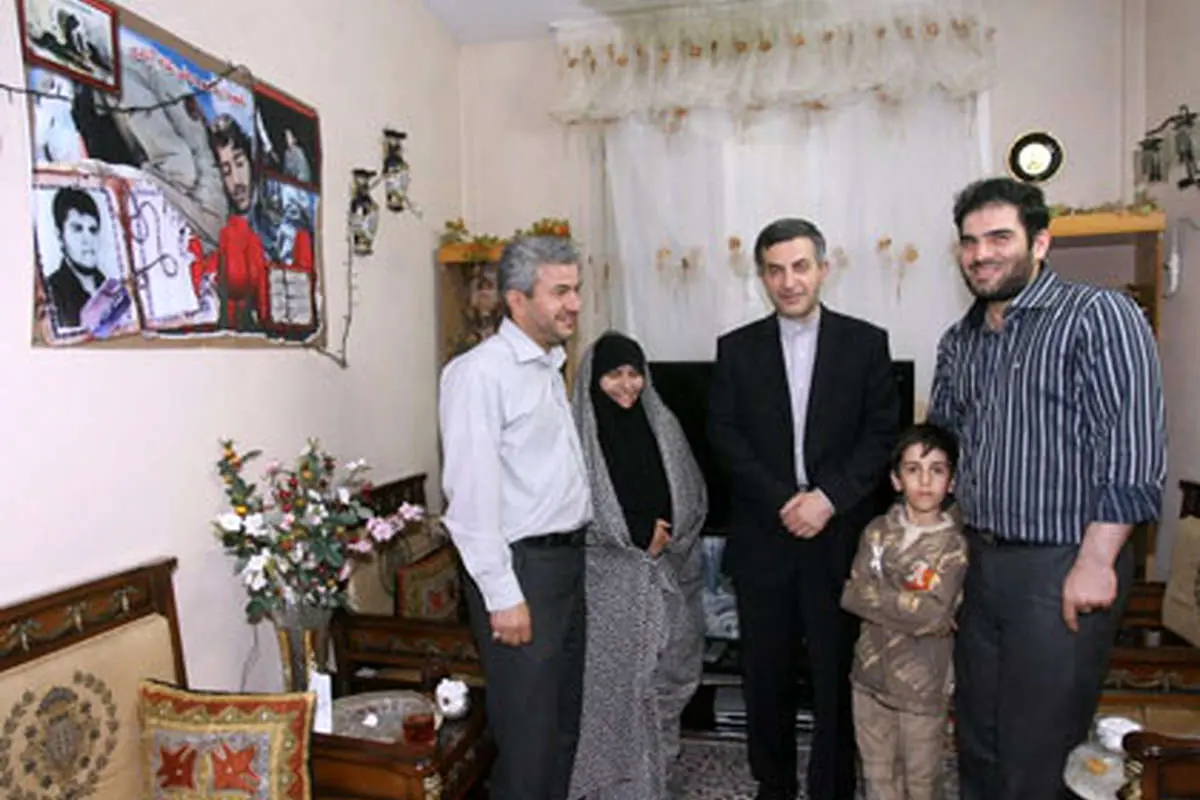 عکس> دیدار مشایی با یک خانواده شهید