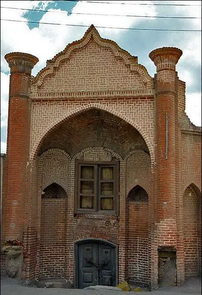 عکس> خانه تاریخی در اردبیل در معرض نابودی