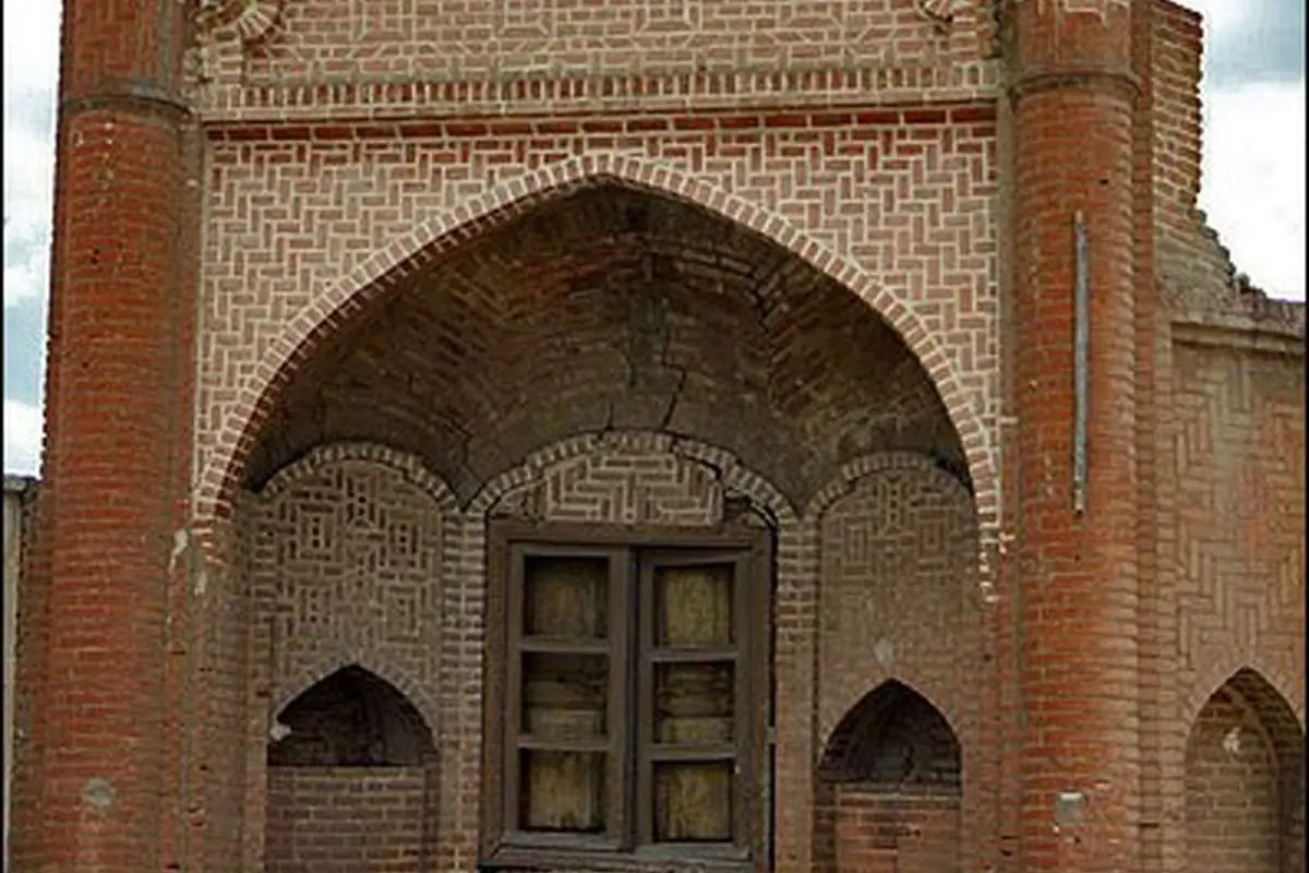 عکس> خانه تاریخی در اردبیل در معرض نابودی