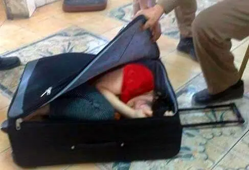 عکس> قاچاق دختر ۲۰ ساله با چمدان