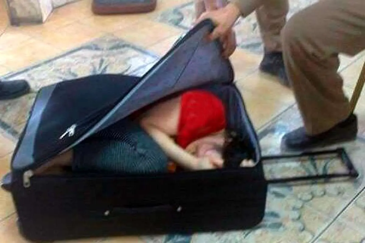 عکس> قاچاق دختر ۲۰ ساله با چمدان
