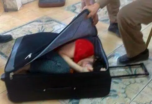 عکس> قاچاق دختر ۲۰ ساله با چمدان