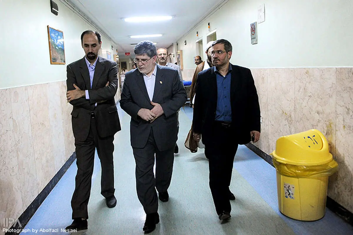 عکس> عیادت جوانفکر از روحانی مضروب
