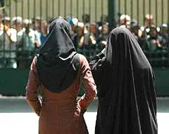 دانشجویان دختر و پسر در دوراهی جدایی