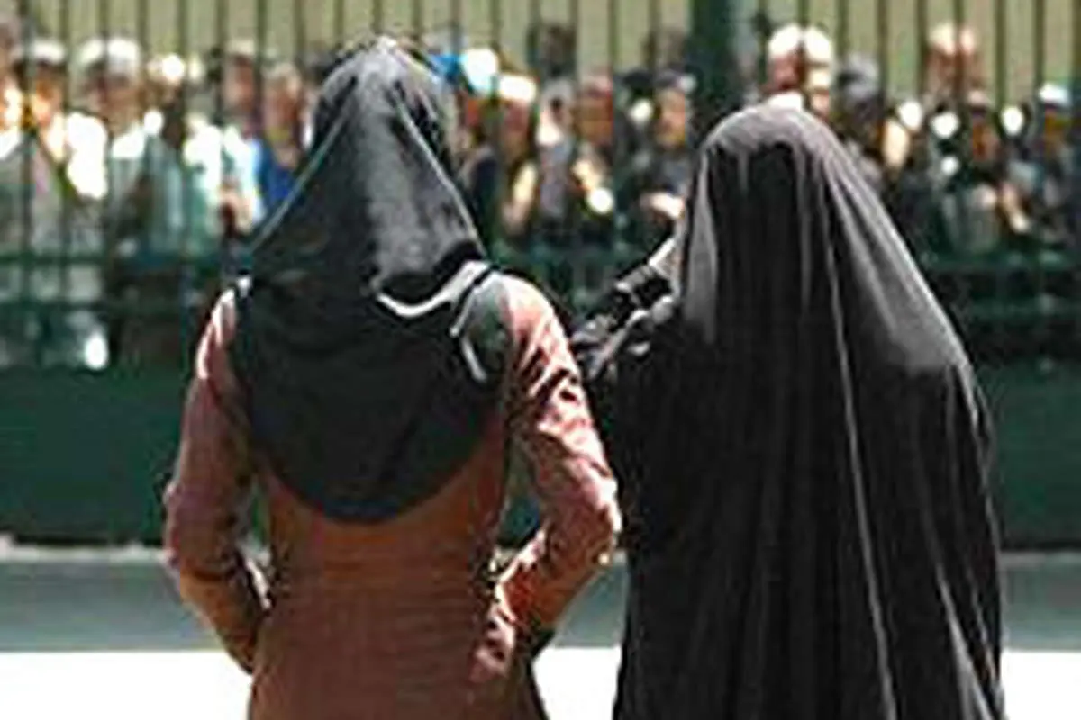 دانشجویان دختر و پسر در دوراهی جدایی