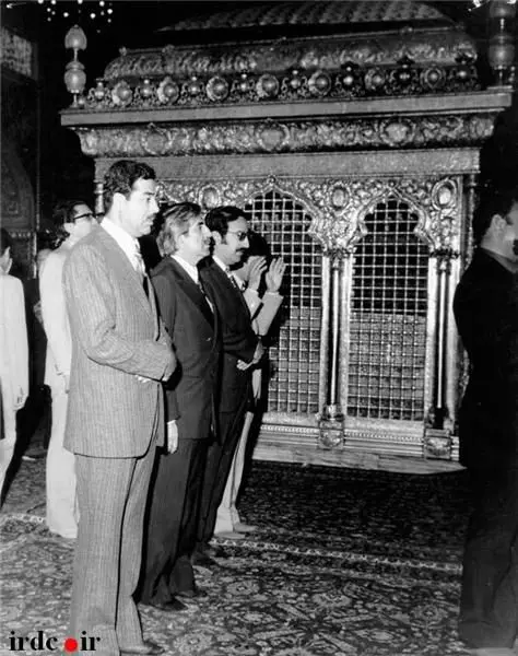 عکس> صدام در حرم امام رضا (ع)