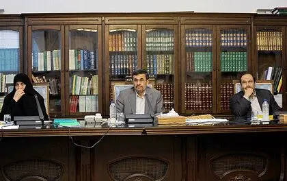 عکس> نگاه‌های جاسبی به احمدی‌نژاد
