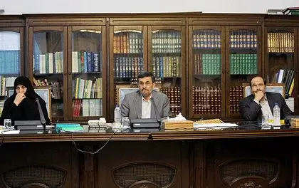 عکس> نگاه‌های جاسبی به احمدی‌نژاد