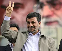 عکس> احمدی‌نژاد دوباره علامت(v) نشان داد