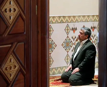 عکس> اقامه نماز هیات ایرانی حین مذاکره با وزیر مسکن الجزایر