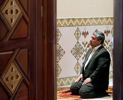 عکس> اقامه نماز هیات ایرانی حین مذاکره با وزیر مسکن الجزایر