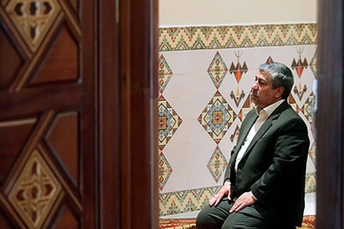 عکس> اقامه نماز هیات ایرانی حین مذاکره با وزیر مسکن الجزایر