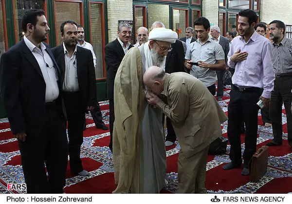عکس> بوسه دبیرکل‌موتلفه بر دست مهدوی‌کنی
