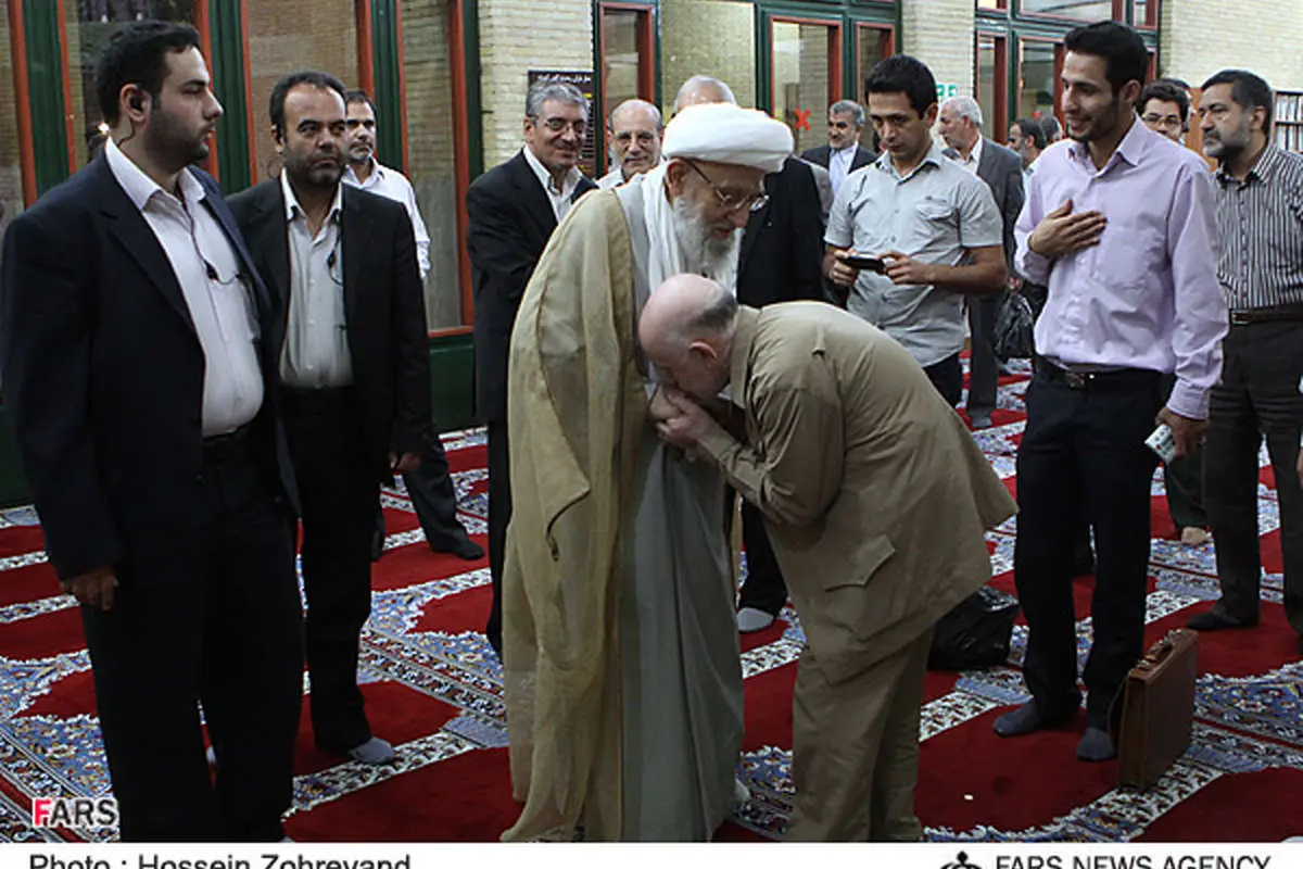 عکس> بوسه دبیرکل‌موتلفه بر دست مهدوی‌کنی