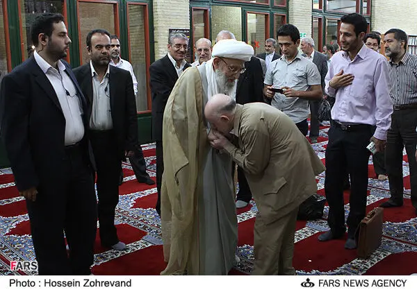 عکس> بوسه دبیرکل‌موتلفه بر دست مهدوی‌کنی