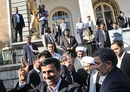 عکس> احمدی‌نژاد در جلسه سران قوا چند بار (V) نشان داد؟