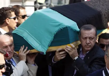 عکس> اردوغان زیر تابوت مادرش