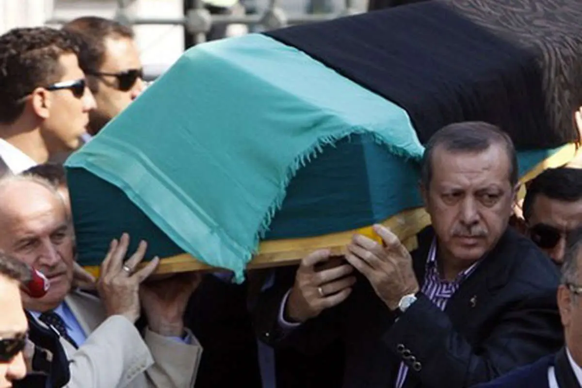 عکس> اردوغان زیر تابوت مادرش