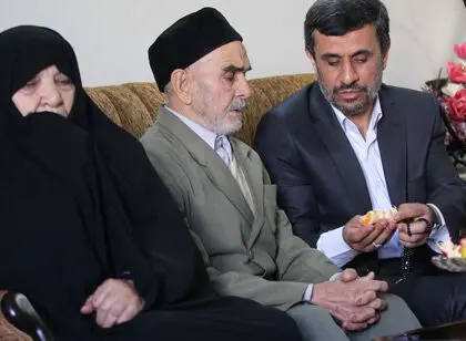 عکس> وقتی احمدی‌نژاد میوه تعارف می‌کند