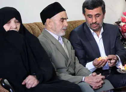 عکس> وقتی احمدی‌نژاد میوه تعارف می‌کند