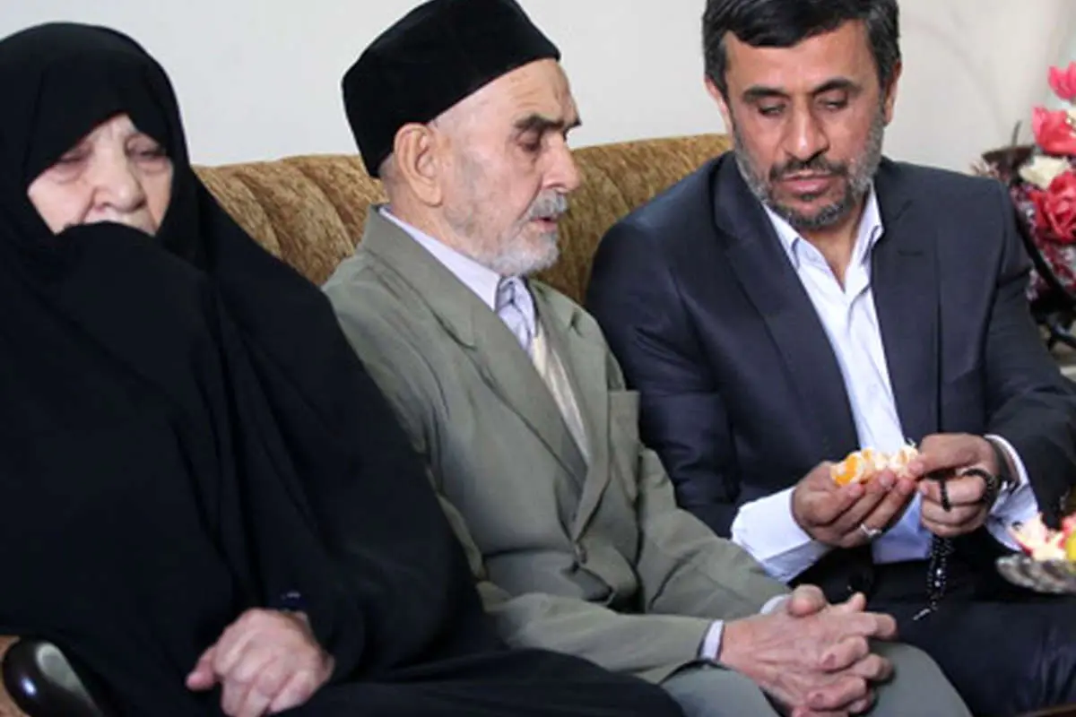 عکس> وقتی احمدینژاد میوه تعارف میکند