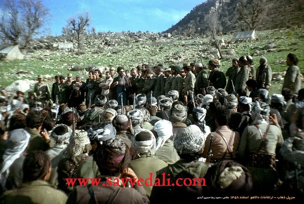 عکس منتشر نشده از رهبر انقلاب در جمع پیشمرگان کرد