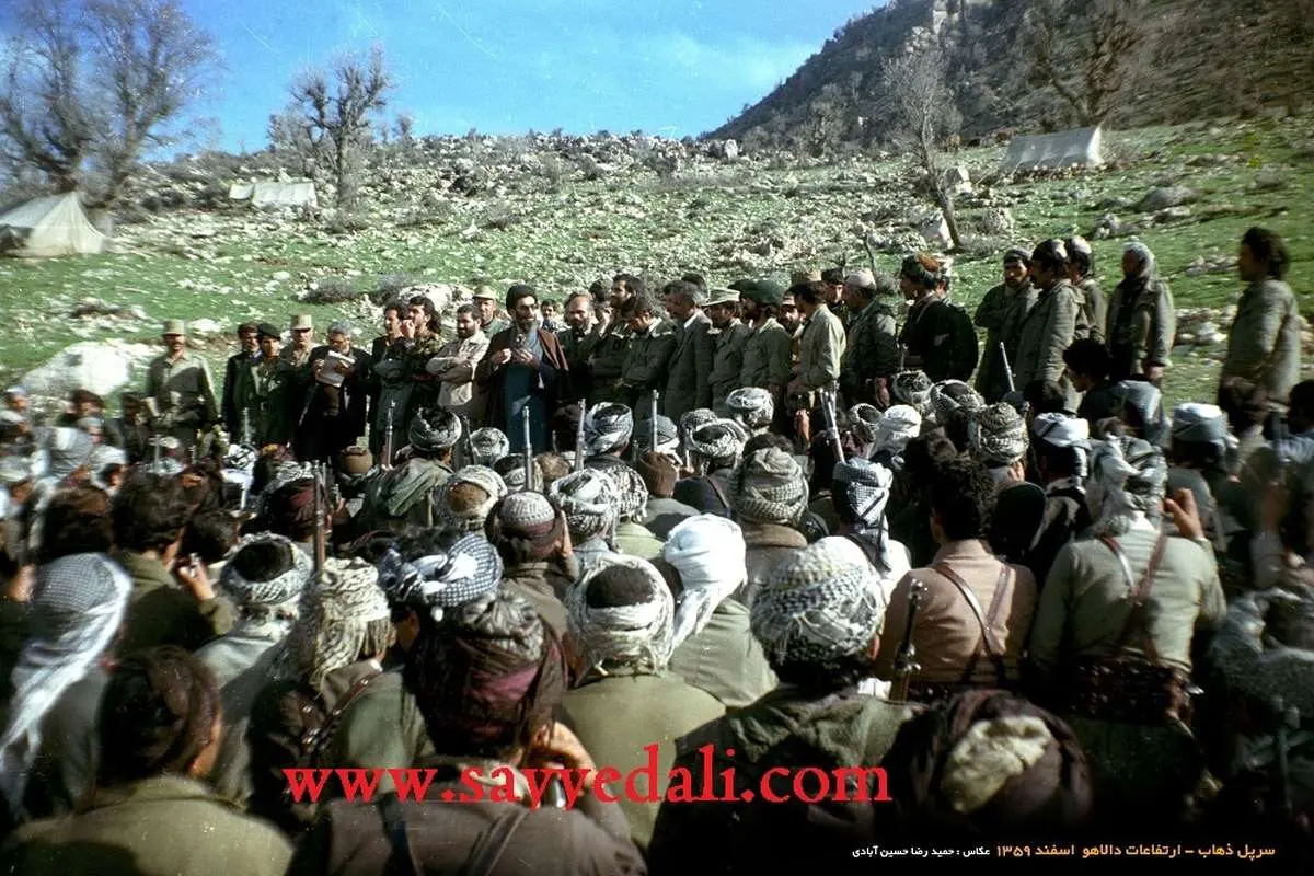 عکس منتشر نشده از رهبر انقلاب در جمع پیشمرگان کرد