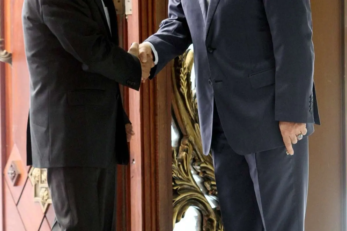 عکس> وقتی لاریجانی به استقبال رئیس‌جمهور رفت