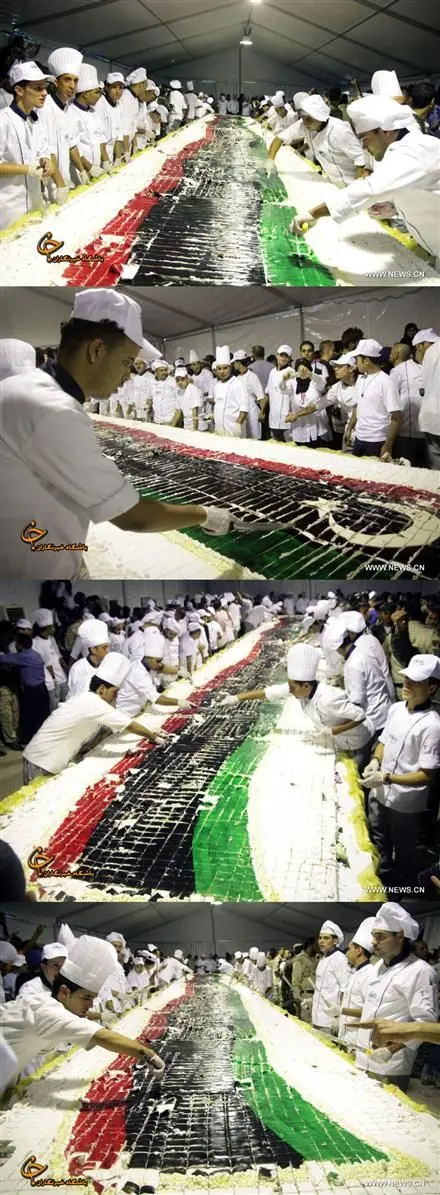 پخت کيک 17 متري به مناسبت آزادي ليبي + عکس