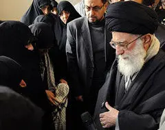 گفتگوی رهبر انقلاب با خانواده شهدای سپاه در حاشیه مراسم تشییع