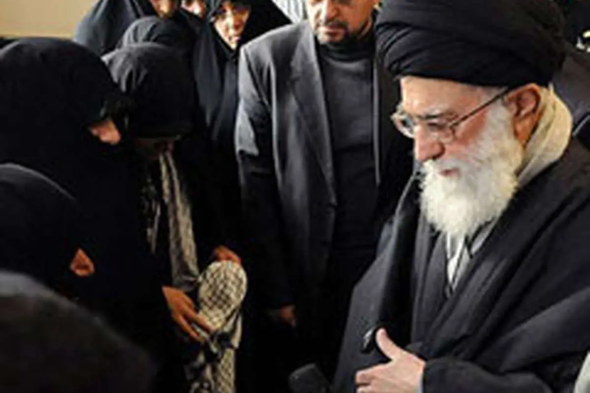 گفتگوی رهبر انقلاب با خانواده شهدای سپاه در حاشیه مراسم تشییع