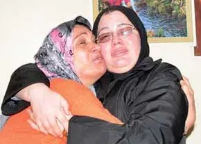 عکس/دختری پس از ۳۵ سال مادرش را در آغوش گرفت