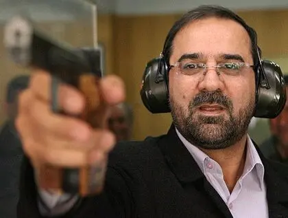 عکس/تیراندازی آقای‌وزیر در جمع بانوان تیرانداز