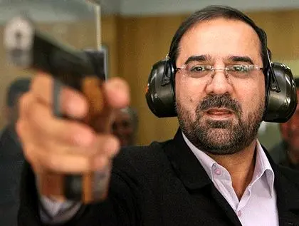 عکس/تیراندازی آقای‌وزیر در جمع بانوان تیرانداز