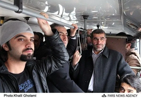 عکس/ وزیر راه در اتوبوس واحد!