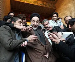 تصاویر/ وقتی خاتمی از خبرنگاران می‌گریزد
