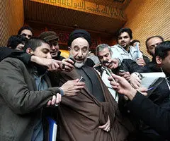 تصاویر/ وقتی خاتمی از خبرنگاران می‌گریزد