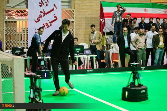 فردوسی‌پور حریف روبات‌ها نشد!+عکس