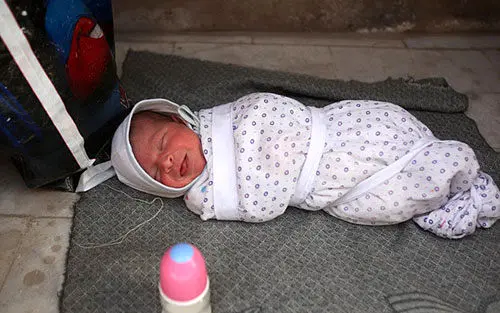 رها کردن نوزاد 2 روزه در خیابان