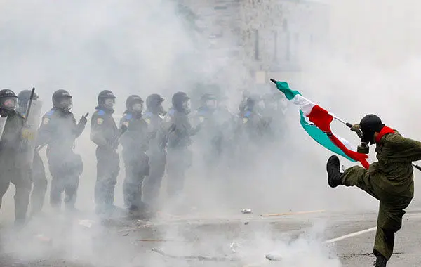 هنرمندان در نشست؛ رویارویی جادوگر سرخ‌پوش‌ها و علی دایی؛ لبخند علی مطهری به دوربین؛...