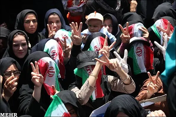 (تصاویر) استقبال خاص زنان گنابادی از احمدی‌نژاد