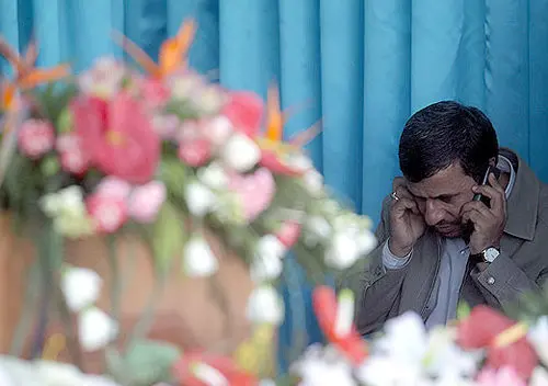 (تصاویر) تلفنی بی‌موقع به احمدی‌نژاد!