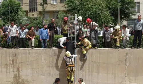 (تصاویر) نجات جان مادر و دختری از كانال آب