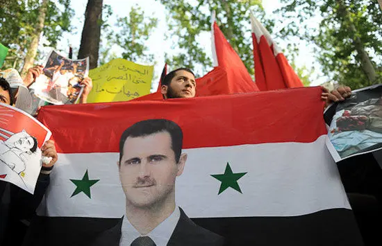 تجمع دانشجویان دانشگاه تهران با عکس بشار اسد و پرچم بحرین
