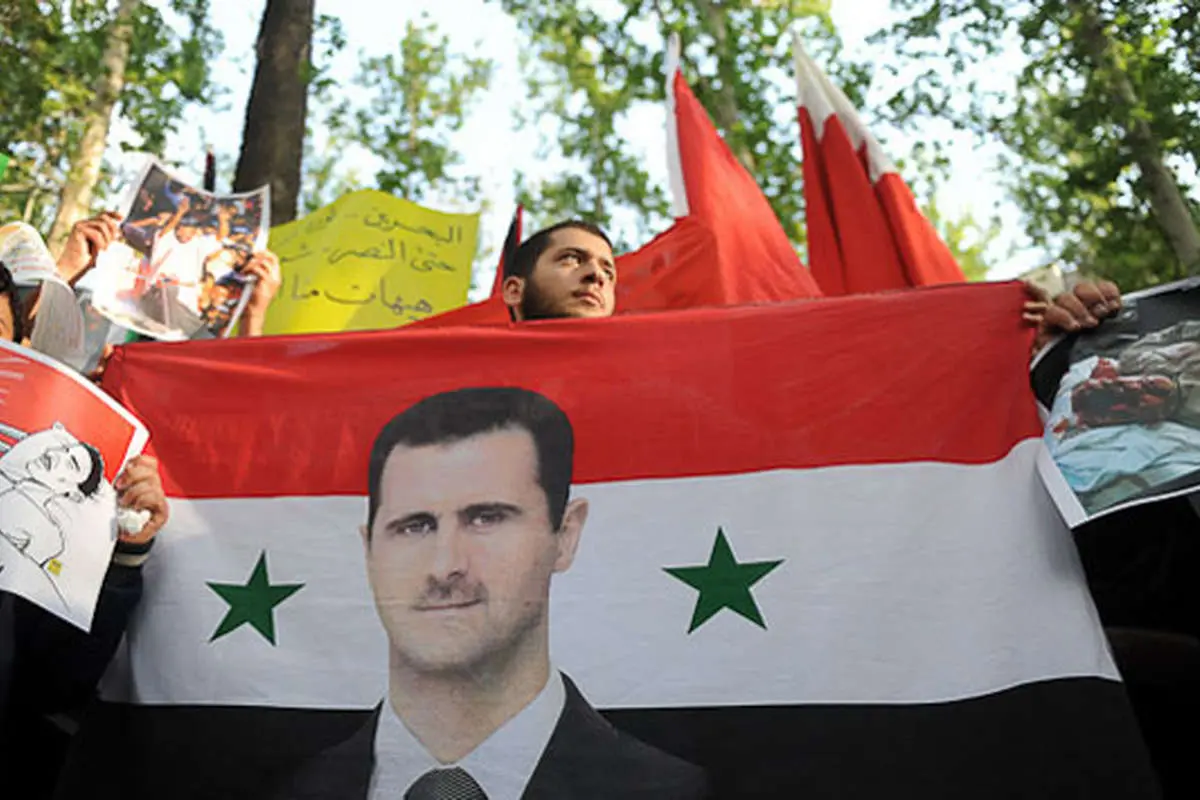 تجمع دانشجویان دانشگاه تهران با عکس بشار اسد و پرچم بحرین