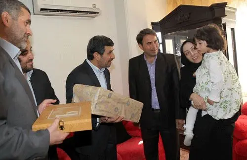 تصاویر» وقتی احمدی‌نژاد هدیه‌ را بازکرد