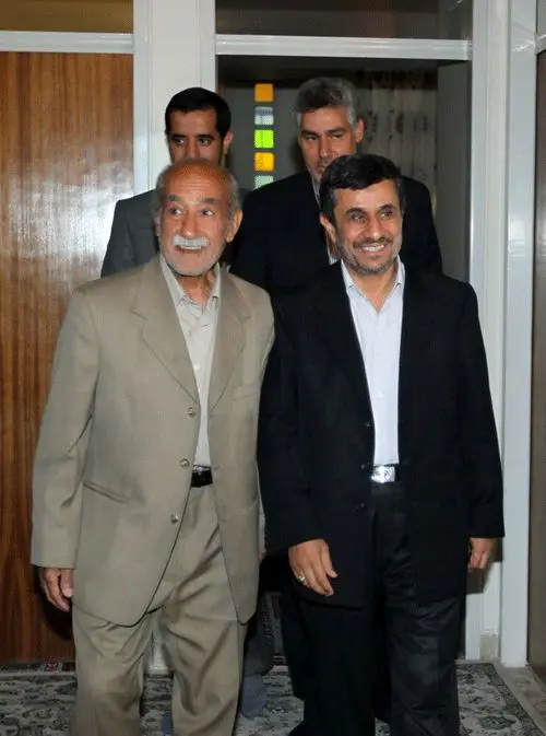 تصاویر» دیدار احمدی‌نژاد با دبیر شیمی‌اش