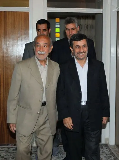 تصاویر» دیدار احمدی‌نژاد با دبیر شیمی‌اش