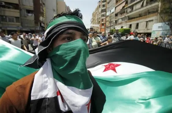 دو تصویر متفاوت از سوریه؛ تظاهرات مخالفان در بیروت و مانور نظامی در حمص