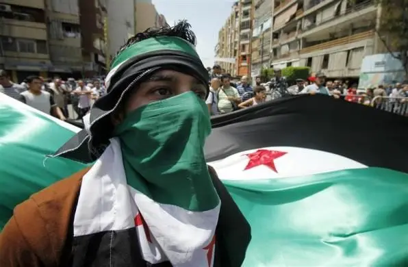 دو تصویر متفاوت از سوریه؛ تظاهرات مخالفان در بیروت و مانور نظامی در حمص